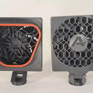 WindSim P1 DF Azzurion : boîtier avec grille de diffusion trapèze à liseré rouge et boîtier vu de dos en finition carbone